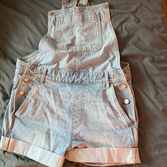 BDG Denim - Light denim short overalls